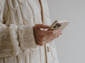 Frau mit Handy in der Hand