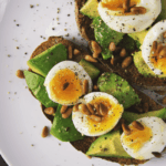 Brot auf Teller mit Eier und Avocado