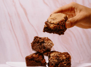 Hand hält Brownies