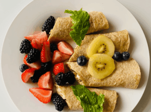 Bunter Teller mit Pflannkuchen und Beeren