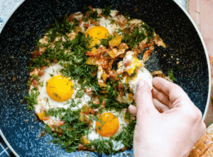 Pfanne mit Spiegelei und Gewürzen