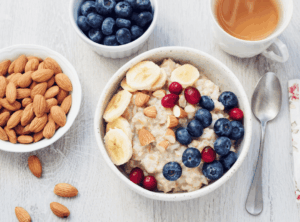Müslischüssel mit Porridge und Beeren