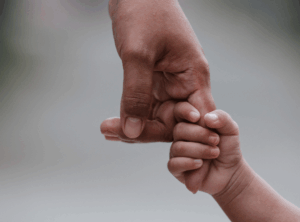 Große Hand greift kleine Hand