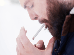 Mann macht sich Zigarette an